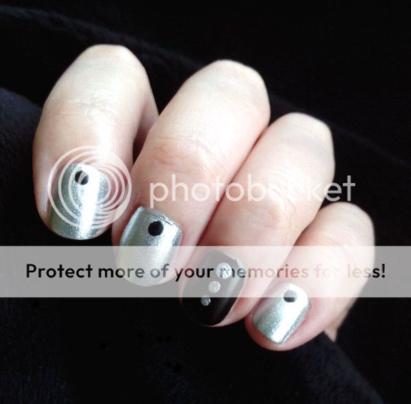 photo monochrome manicure 1.jpg