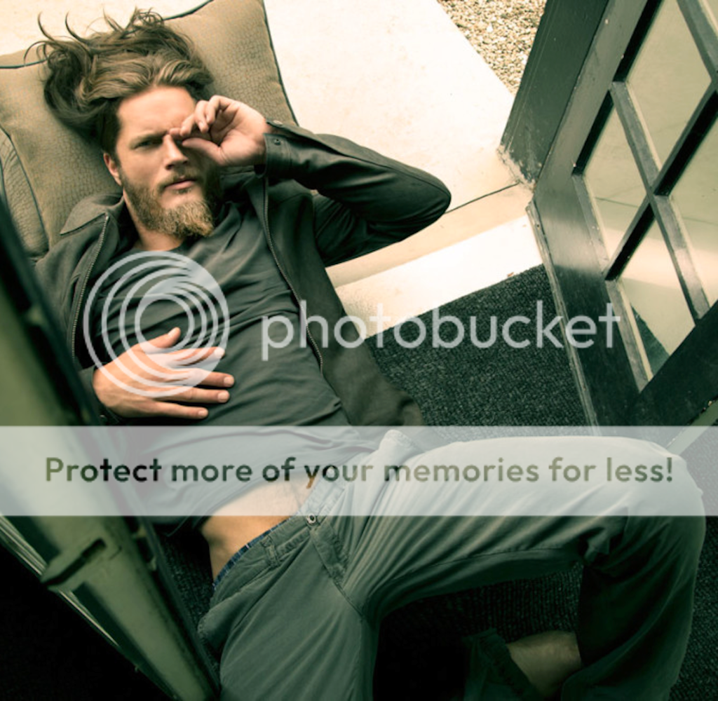 photo travis fimmel 1.png